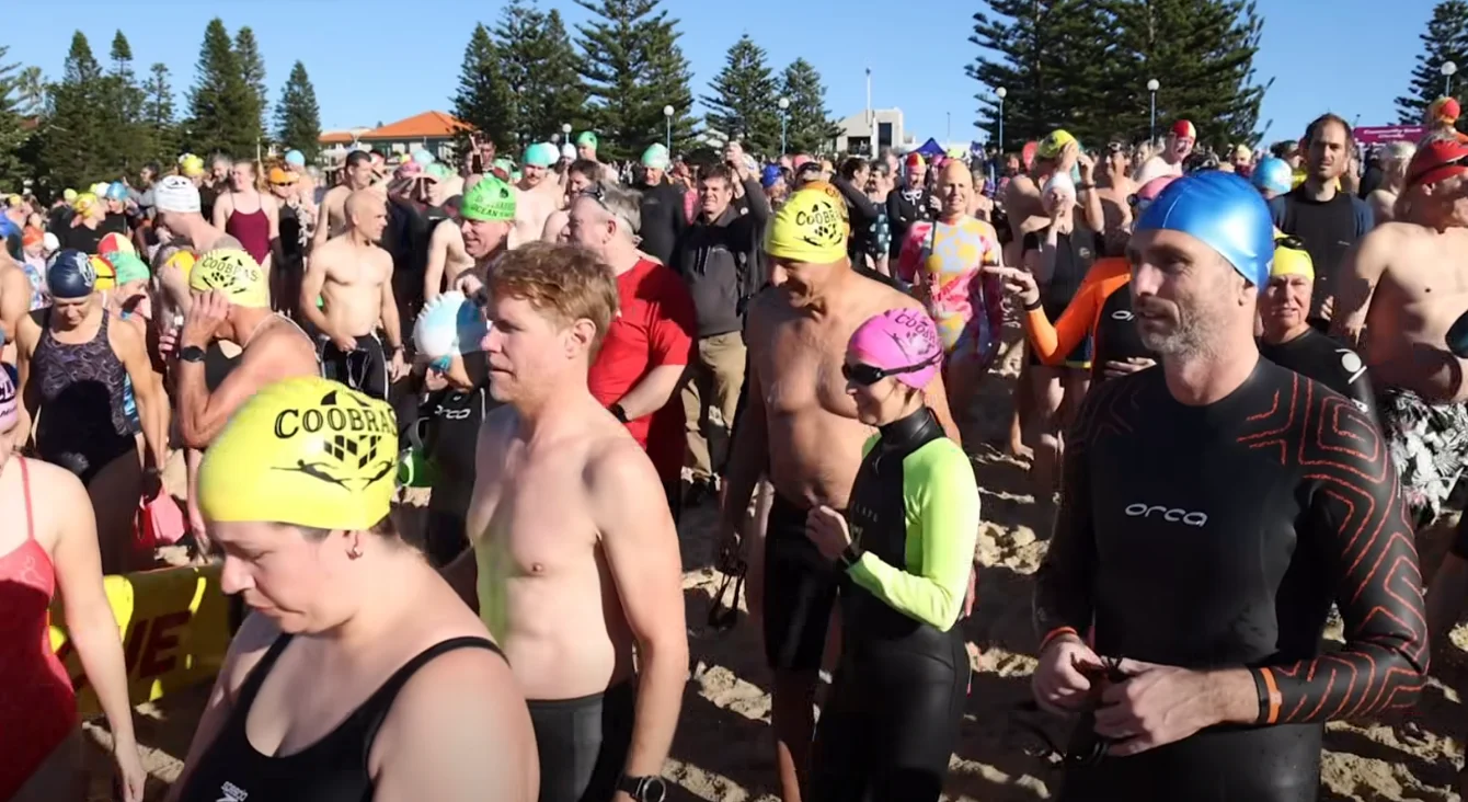 Crowd gathered along Coogee shoreline